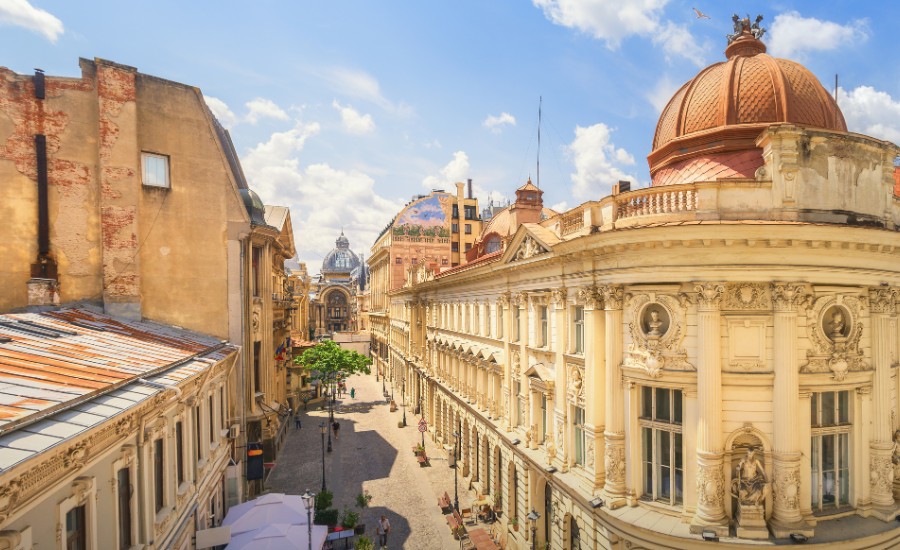 Ryanair has announced a new route from Kraków to Bucharest, launching on November 1. This will be the airline’s first direct connection between Poland and Romania, and it also marks Ryanair’s debut at Bucharest’s Băneasa Airport – a smaller airport located closer to the city center than the main Otopeni Airport, which Ryanair currently serves.  Flights will operate twice a week: on Mondays at 13:05 and on Saturdays at 13:00. Notably, Ryanair will compete on this route with Wizz Air, which has been flying from Kraków to Bucharest since last autumn. Wizz initially served Otopeni, but from January it also added flights to Băneasa. For the upcoming winter season, Wizz Air plans up to five weekly flights on this route.  This head-to-head competition between two low-cost carriers is likely to benefit travelers. With both airlines active on the same route, passengers can expect more options, competitive pricing, and improved access to Romania’s capital.